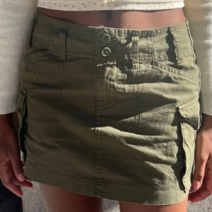 Brandy Melville kjol - Brandy Melville cargo kjol, grön. Helt ny med prislappar kvar ❤️❤️ Säljes pga för liten!!!