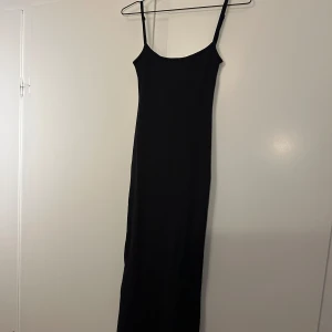 Svart lång klänning  - Svart lång klänning från märket ”Bershka”, storlek XS
