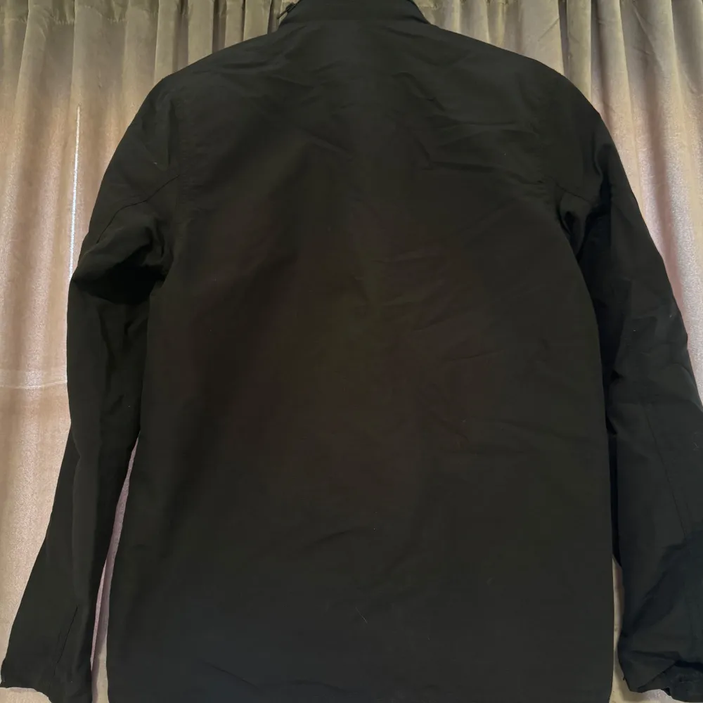 Säljer en svart jacka från H&M med flera praktiska fickor och dragkedja framtill. Designad i Sverige, perfekt för alla väder. Jackan har en stilren look och är långärmad.. Takit.