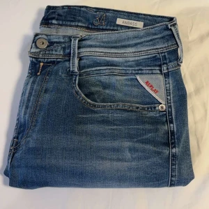  Replay Anbass - Hej, säljer dessa replay jeans som är i modell anbass. Jeansen är i ett fint skick. Jeansen är i W34 men kan lösa mått om man är osäker på länden. Jeansen har inga deffekter eller täcken på användning och kostar i ny pris ca 1800kr.
