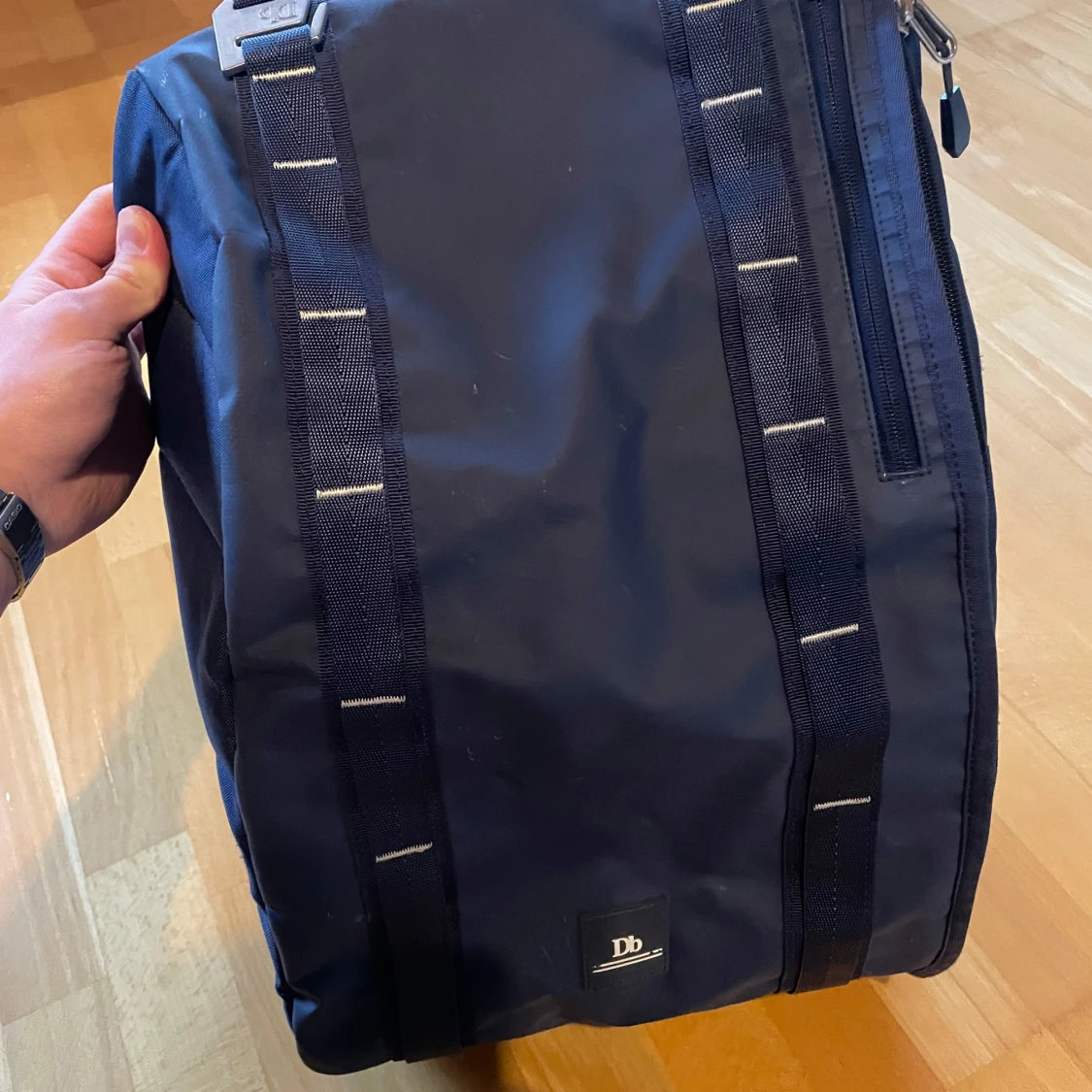 Mörkblå ryggsäck från Db/Douchebags