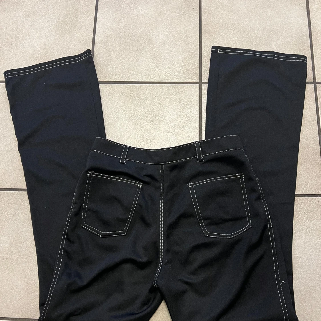 Svarta byxor med dragkedjedetaljer midja 74 cm - 1