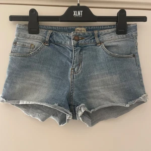 Lågmidjade jeansshorts  - Blå Lågmidjade jeansshorts💙 Storlek XS men skulle säga att de är mer åt S i storlek.