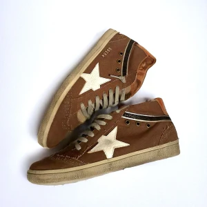 Golden goose sneakers midstar 45 - FRI FRAKT PÅ THEARCHIVE.SE | Vi säljer nu dessa Golden Goose i storlek 45 för 2600, nypris 6000. Skorna är i bra skick. Du får jätte gärna hör av dig om du har några frågor angående skorna, du kan skriva till oss här på plick men kika gärna in vår hemsida thearchive.se😇