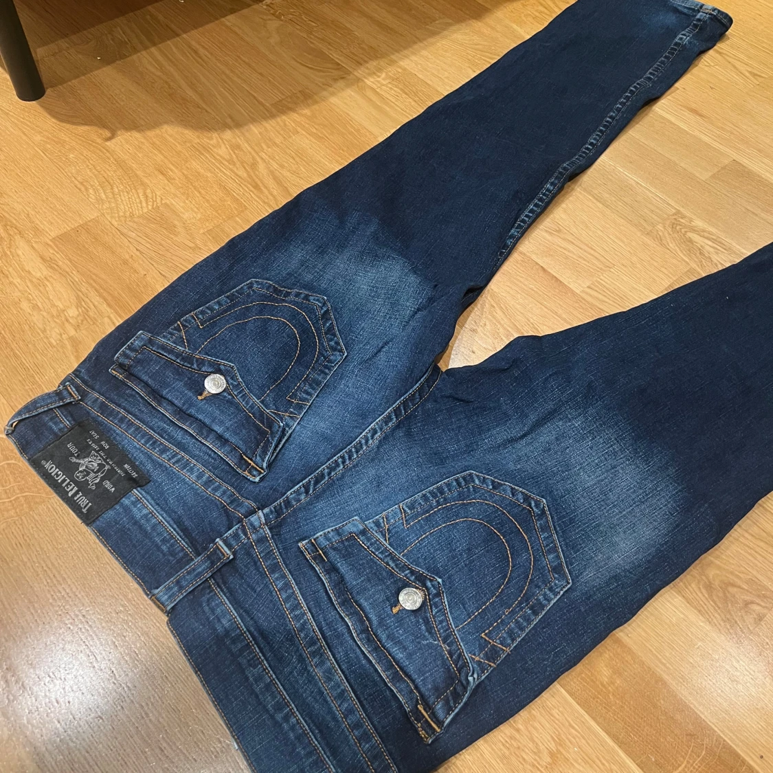 Mörkblåa True Religion jeans. - 1