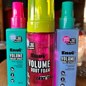 Trendande hårstyling från Envï! - Trendande Envï volume sugar spray 150 ml, volume root foam 150 ml & volume pre-styler 150 ml. Nytt och oanvänt!