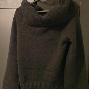 Svart stickad tröja från Shein - Jätte fin off shoulder tröja aldrig använt, pris kan diskuteras. Passar bra till vintern och höst 