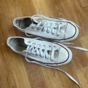 Vita Converse - Vita convers, lite slitna men inte trasiga, förutom lite vid hälen