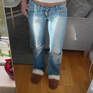 Jeans  - Superfina jeans med hål på knät❣️
