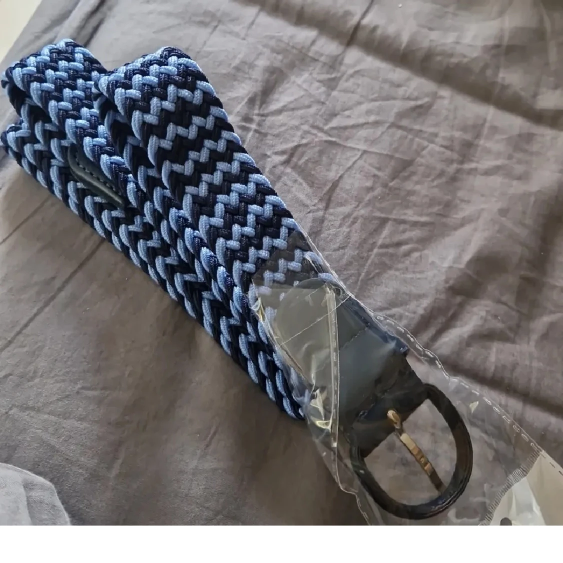 Blått flätat bälte