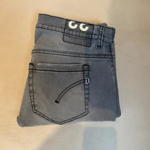 Grå Dondup George - Säljer nu ett par feta Dondup George i riktigt bra skick🙌 Dem är i storlek 33. Midjemåttet är 41,5cm tvärs över. från midjan och nedåt är det 102cm. Tveka inte på att höra av er om ni vill ha fler bilder eller har frågor.