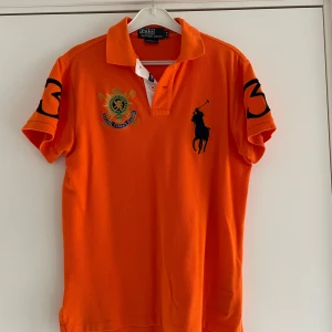 Orange pikétröja från Ralph Lauren - Säljer en snygg orange pikétröja från Ralph Lauren