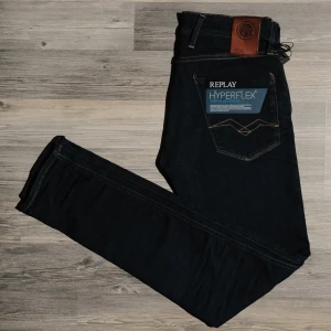 Mörkblåa Replay Anbass Jeans  - Säljer nu dessa riktigt snygga Replay Jeansen. Modellen på jeansen är anbass. Helt nya med taggar, aldrig använda. Storlek 28/32. Nypris 1600-1800kr, mitt pris endast 599kr🤝. Ser lite mörkare ut på bilder‼️Hör av dig om du undrar något eller vill ha fler bilder! 