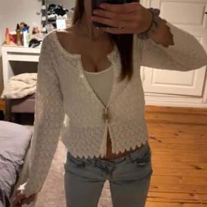 Jättesöt kofta:) - Jättesöt kofta med detaljer i nyskick! Svår att få tag på då jag köpte den utomlands❤️