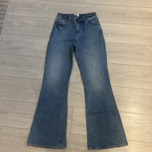 Blå bootcut jeans från Neuw - Snygga blå bootcut jeans från Neuw med klassisk femficksdesign. De har en hög midja och en lätt utsvängd passform som ger en retro känsla. Perfekta för en avslappnad stil. Köpte för 1200kr På bakfickorna är de läppglans går bort med tvål o vatten:). (Priset kan diskuteras)