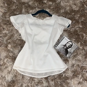 Vit blus från H&M EJ SKIVAN - SÄLJER INTE CD SKIVAN!!!!!!Säljer en söt vit blus från H&M med korta ärmar och en lätt glittrig yta. Den är i storlek 140 men passar mig som har storlek 152💞Har använt ungefär 2 gånger då den inte riktigt är i min stil🥲köpte för 300kr men säljer för 100-150, priset kan diskuteras🥂💗
