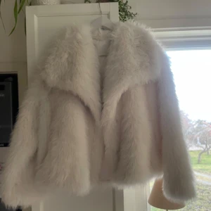 En jättefin Vit ”päls” jacka från dressy.com - Säljer en fluffig och fin vit ”päls” jacka. Den är helt i nyskick! Endast testad. Säljer för kommer inte till användning. Jackan har en design som passar till många olika outfits. 💕