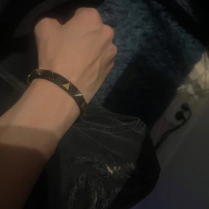 Valentino armband  - Valetino armband ish Helt ny Pris 500kr  rep