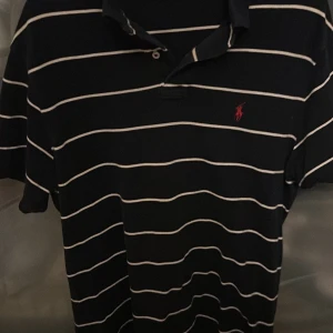 Polo Rahlp Lauren pikétröja  - Säljer av den då den inte passar mig längre. Bra skick och har en bra passform. Pris kan diskuteras i dm och fårga alltid om du undrar något.