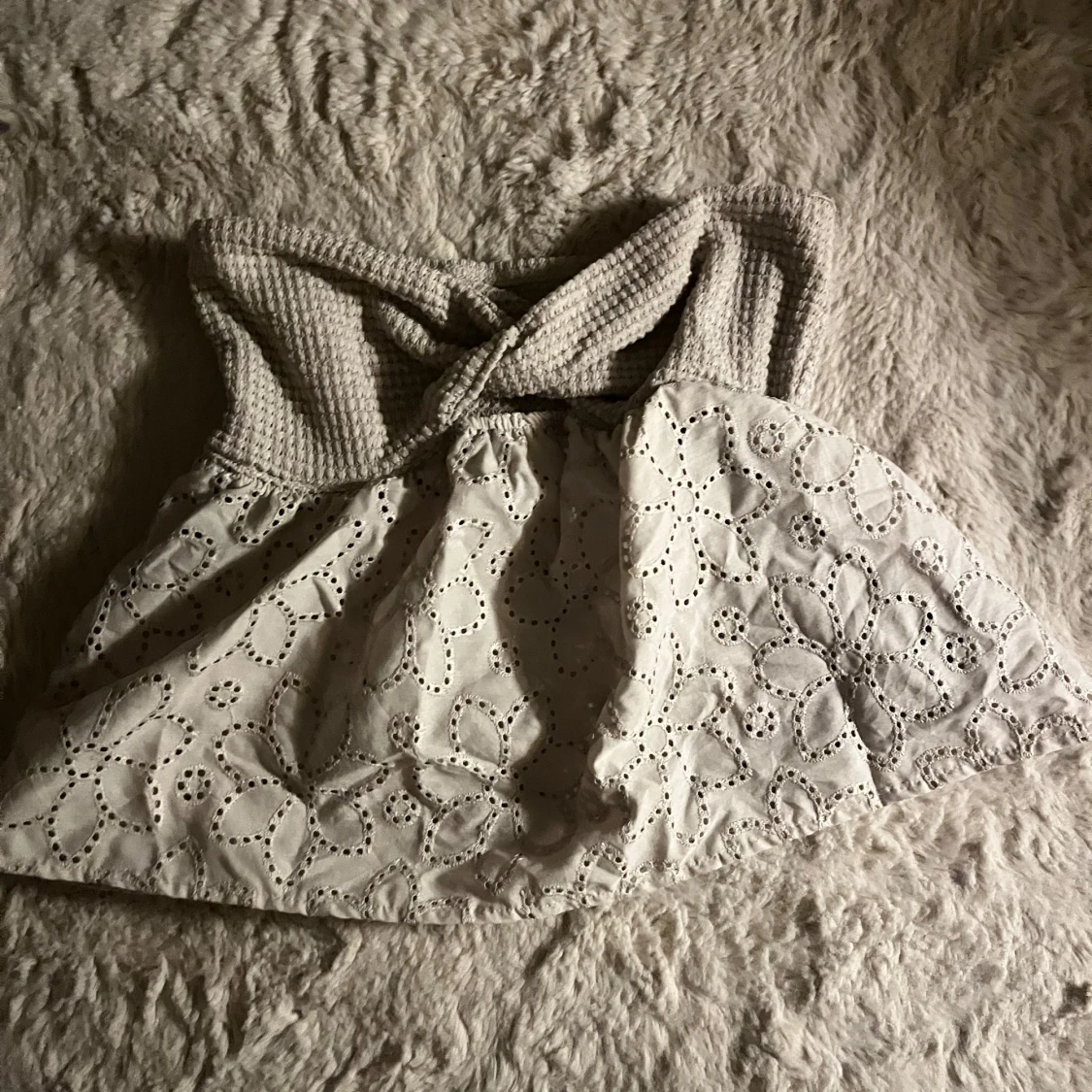 Beige axelbandslös topp med spetsdetaljer