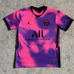 PSG fotbollströja t shirt  - Tröjan är använd 1 gång. Har tvättat den.