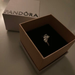 Pandora silverring med två hjärtformad stenar - Silverring med dubbelhjärtan ifrån Pandora. Använd få ggr. Säljer pga ingen användning. ❤️