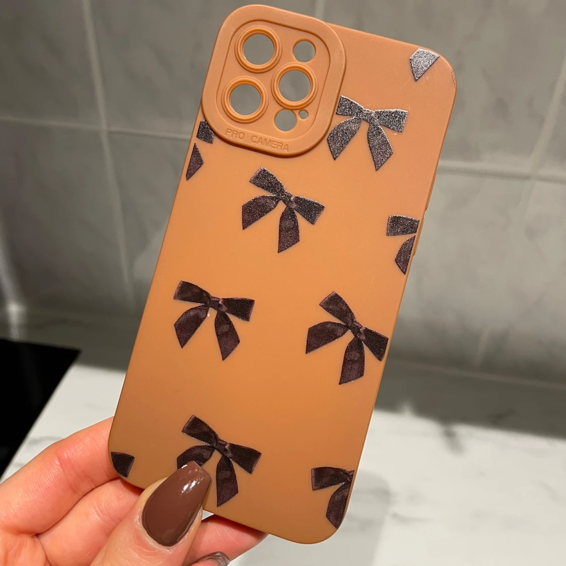 Brun mobilskal med rosetter iPhone 12 pro - 2