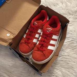 Röda Adidas Campus sneakers - Snygga röda Adidas Campus sneakers med vita ränder och snörning. Skorna har en klassisk design med en bekväm!!❤️