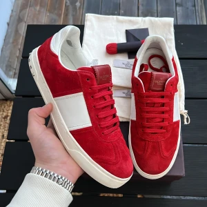 Valentino flycrew 🔴 - Säljer dessa stört feta flycrews som är väldigt eftertraktade! Skick 9,5/10! Nyskick! Alla nitar kvar! Storlek 40 men passar även 41-42! Innersulan e 27cm! Hör av dig vid intresse 🤩