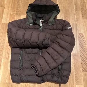 Brun dunjacka från Colmar - Riktigt fet Colmar jacka, säljer billigt på grund av defekt på armen (se bild)