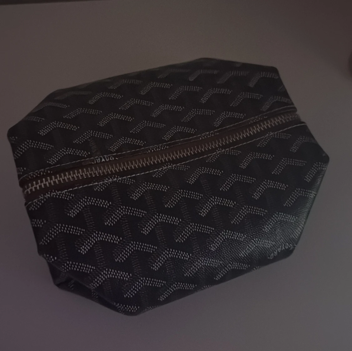 Svart mönstrad necessär