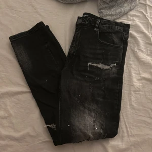 Svarta jeans med slitningar (slim fit) - Ett par riktigt schyssta slim fit jeans från supply & demand. Byxorna är helt nya använt 2 gånger för test annars bara legat i garderoben, skick 10/10. Säljs då dom är för stora för mig. Ett par jeans som passar till de mest outfitsen. Priset ej hugget så glöm inte kontakta 💬via dm vid frågor och bud!