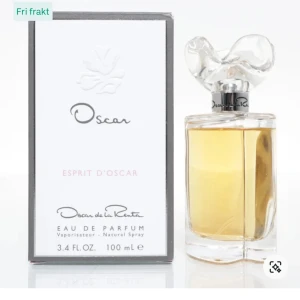 Esprit d'Oscar, Oscar de la renta parfym - Elegant parfym från Oscar de la Renta, Esprit d'Oscar, i en stilren flaska med en unik, skulptural kork. Doften är en Eau de Parfum och kommer i en 100 ml flaska. Perfekt för den som söker en sofistikerad och tidlös doft. Aldrig använd och säljer för 300kr