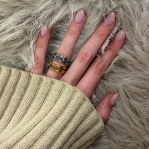 Flera ringar i olika metaller - Liora (rosa) & isolde ring(blå) 