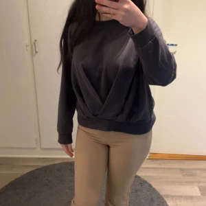 Beiga utsvängda tighta byxor💗 - Har använt typ tre gånger. Den är lite tajt för att vara M. 