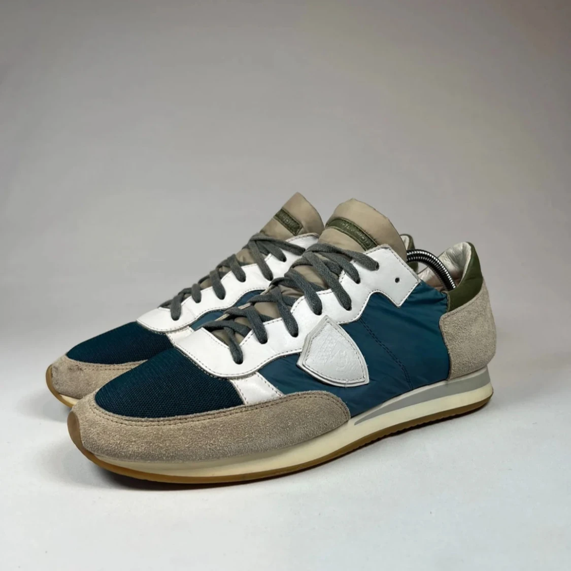 Snygga sneakers i mocka ifrån Philippe model  - 3