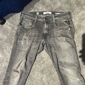 Replay jeans - Rikitgt feta replay jeans med slitningar, denna modell är slutsåld överallt och går inte att köpa längre. Dom är i bra skick utan defekter. Bara att skriva vid frågor🙌🏻