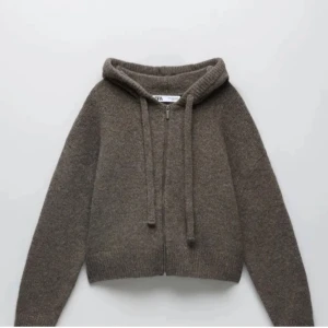 stickad hoodie från Zara - Mysig brun stickad hoodie från Zara med dragkedja och huva. Perfekt för kyliga dagar med sin mjuka och varma känsla. Den har långa ärmar och ribbade kanter för extra komfort.