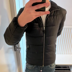 John Henric jacka - Tja, säljer denna tvärsnygga jackan. Perfekt nu under Vintern | Skick 9/10 | Hör av er vid frågor | Pris är diskuterbart✅