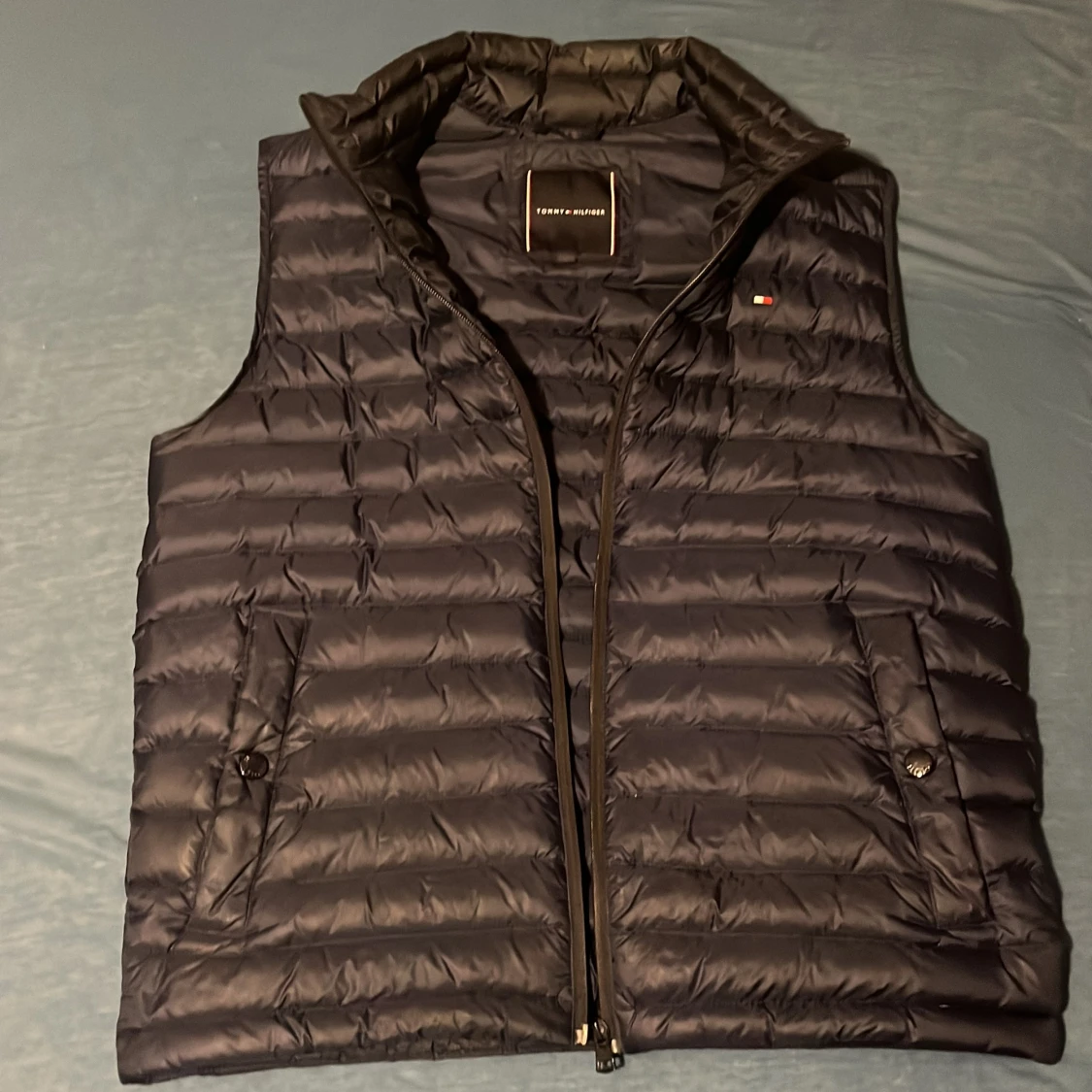 Mörkblå navy dunväst från Tommy Hilfiger