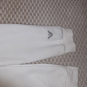 Vit tröja från Emporio Armani - Hej Säljer en äkta vit tröja från Emporio Armani med deras ikoniska logga diskret tryckt på framsidan. 