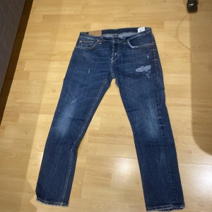 Dondup Jeans - Säljer ett par blåa Dondup Jeans i storlek 34 men dom passar lite mindre. Hör av dig om du har frågor!