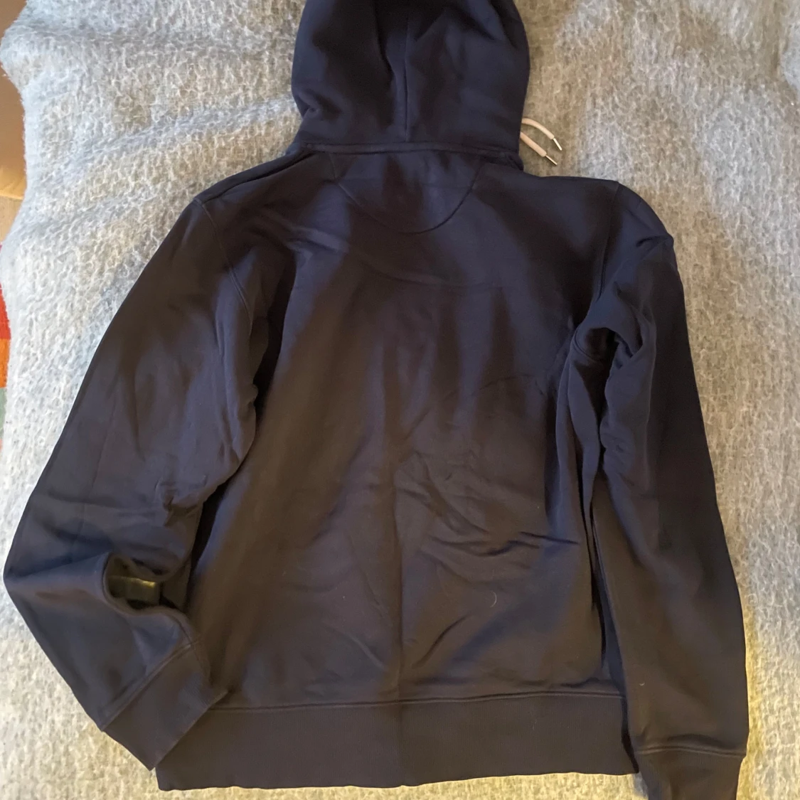 Mörkblå hoodie från GANT - 1
