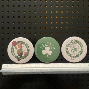 Magnet fridge 3pcs  (59mm) - Boston Celtics NBA - Selling 3 pcs- Boston Celtics NBA magnets. The magnets are round, metal with plastic backside. The magnets have a diameter of about 6 cm. New condition.
