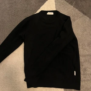 Tiger of Sweden tröja - Säljer nu en ull tröja från tiger of Sweden, materialet är otroligt skönt och den svarta färgen ger en stilren känsla😍 Storleken på lappen är L men sitter som M/S, skicket är 9,5/10😊