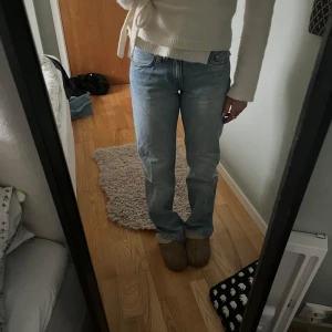 Ljusblå jeans - Säljer dessa ljusblå populära jeans från weekday. De är i Arrow modellen, alltså har den en låg midja och är raka i benen! Storleken är W24 och L30