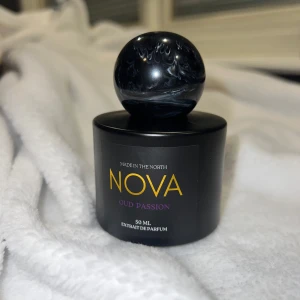 Nova Oud Passion Parfym - Elegant parfymflaska från Nova med doften Oud Passion 50ml. Noter av passionsfrukt, citrus, oud och vanilj. Helt oanvänd och har endast testats. Säljer då den inte passar in i min kollektion. Herrdoft. Ord.pris 349kr!