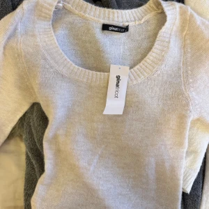 Stickad tröja ifrån gina - Skitsnygg långärmad topp ifrån Gina Tricot, ny med prislapp och helt slutsåld 🥰