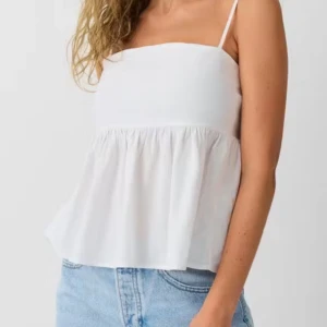 Vit ärmlös topp - Super fin topp som endast är provad då den satt för tight vid bysten❤️❤️