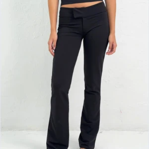 Svarta bootcut byxor - Snygga svarta bootcut byxor med låg midja. Jätteskönt matrial nästan som kostymbyxor fast ännu mjukare! Dom har prislapp kvar och ligger i plastpåsen jag fick dom i när jag köpte så alltså helt oanvända!